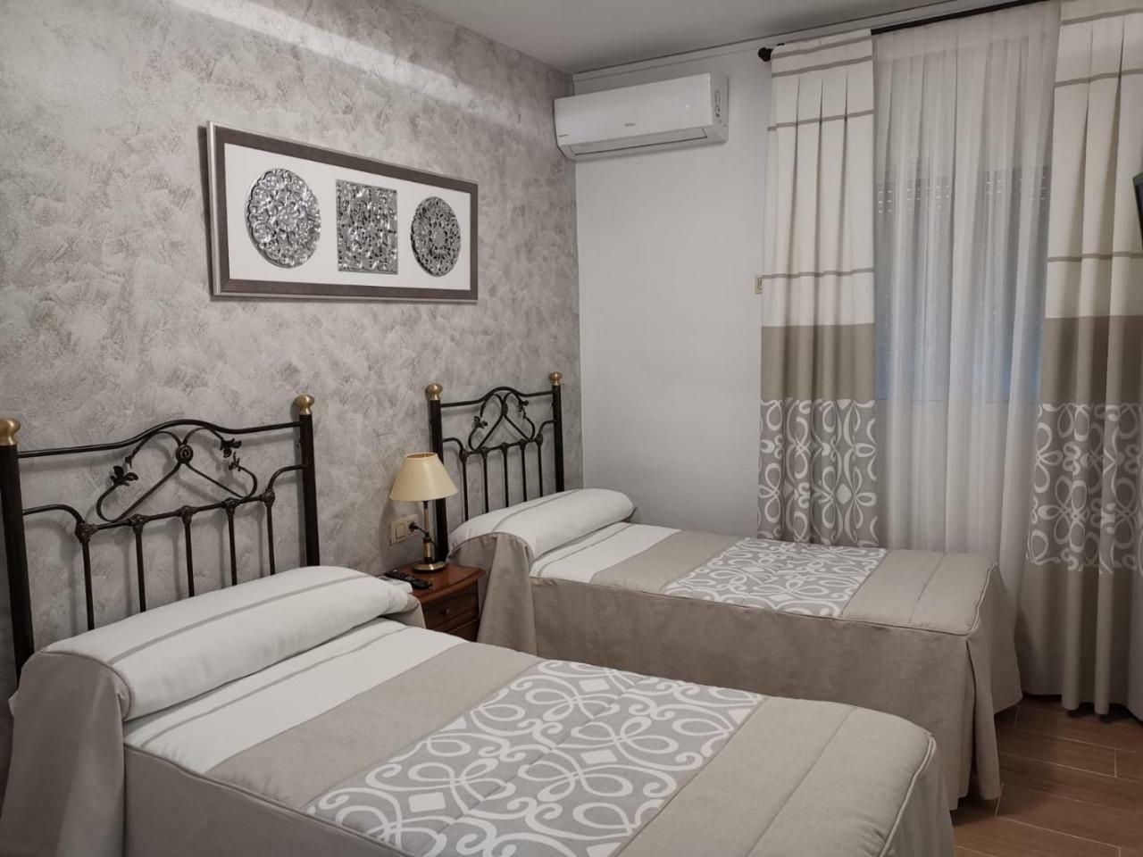 Hostal El Sevillano Рус Экстерьер фото
