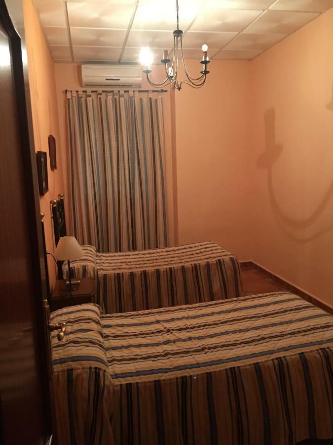 Hostal El Sevillano Рус Экстерьер фото